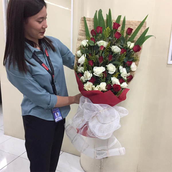 bouquet of red & white roses for birthday & anniversary